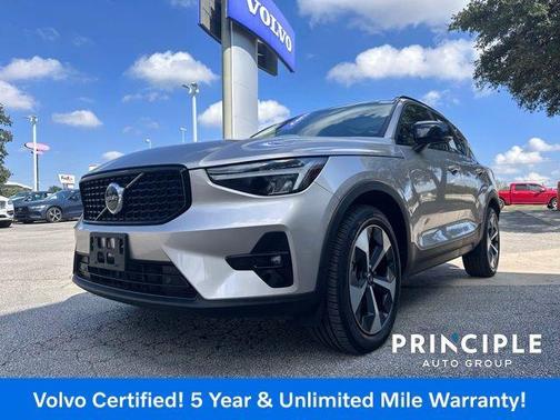 2023 Volvo XC40 B4 Plus Dark Theme