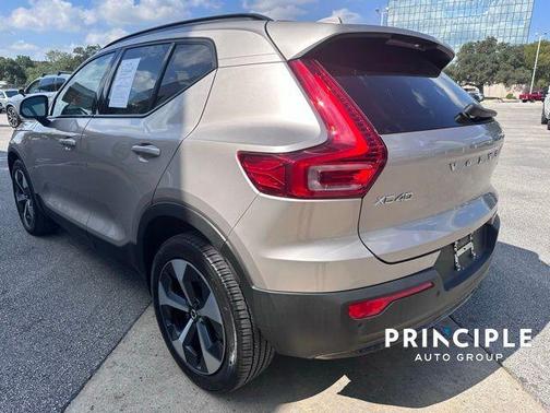 2023 Volvo XC40 B4 Plus Dark Theme