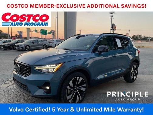 2024 Volvo XC40 B5 Plus Dark Theme