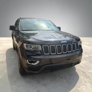 Diamond Black Crystal Pearlcoat 2018 Jeep Grand Cherokee Laredo E