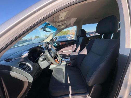 2017 Nissan Pathfinder SV