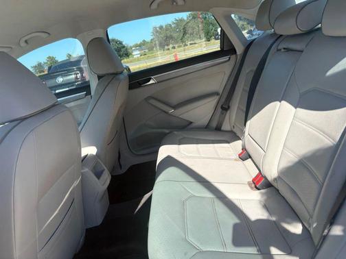 2018 Volkswagen Passat 2.0T R-Line