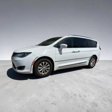 Bright White Clearcoat 2018 Chrysler Pacifica Touring-L