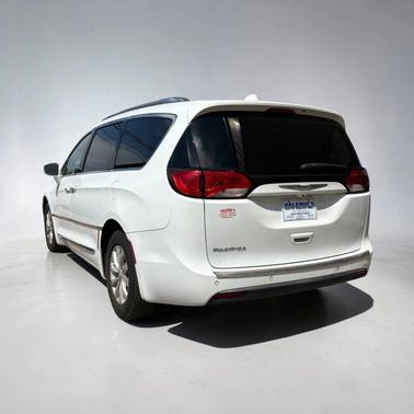 Bright White Clearcoat 2018 Chrysler Pacifica Touring-L