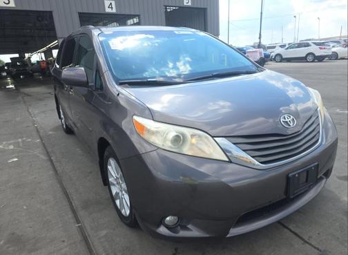 2013 Toyota Sienna XLE