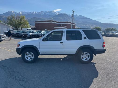 White 1997 Nissan Pathfinder LE-V6