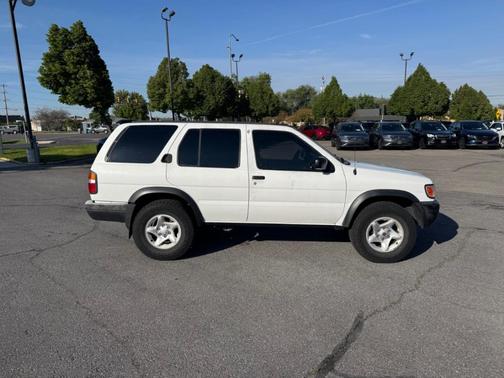 White 1997 Nissan Pathfinder LE-V6