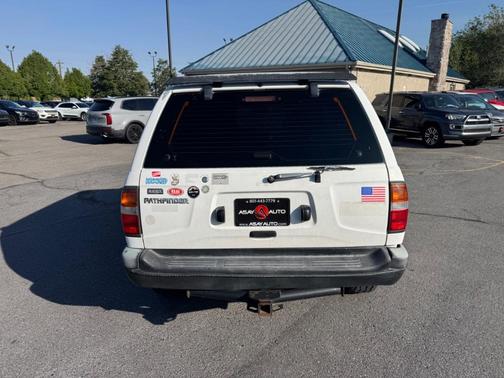 White 1997 Nissan Pathfinder LE-V6