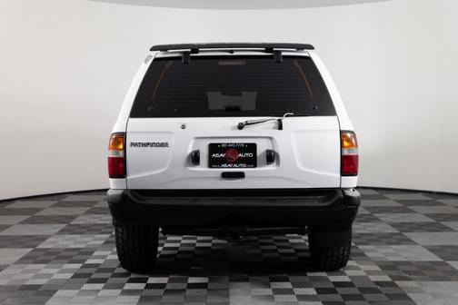 White 1997 Nissan Pathfinder LE-V6