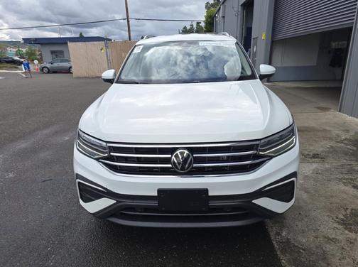 Pure White 2024 Volkswagen Tiguan 2.0T SE