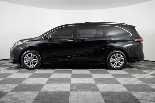 2022 Toyota Sienna XSE 7 Passenger