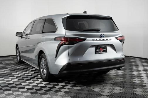 2022 Toyota Sienna LE