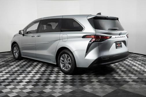 2022 Toyota Sienna LE