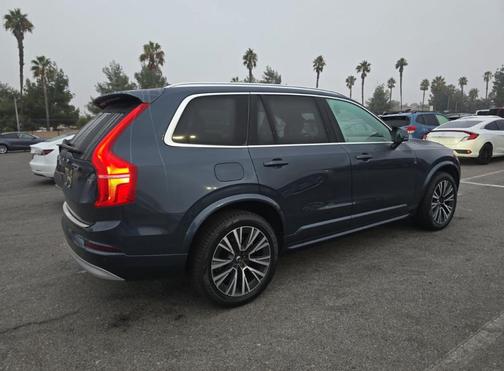 2022 Volvo XC90 T5 Momentum 7 Passenger