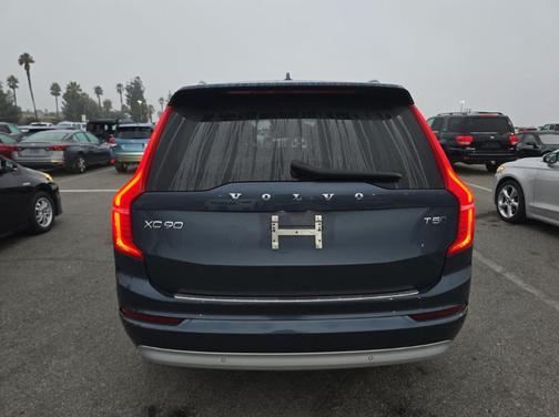 2022 Volvo XC90 T5 Momentum 7 Passenger