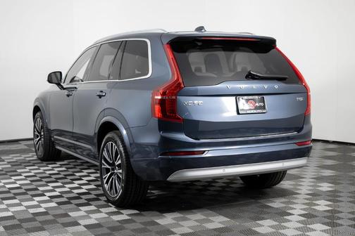 2022 Volvo XC90 T5 Momentum 7 Passenger
