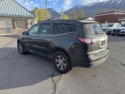 Iridescent Pearl Tricoat 2017 Chevrolet Traverse 2LT