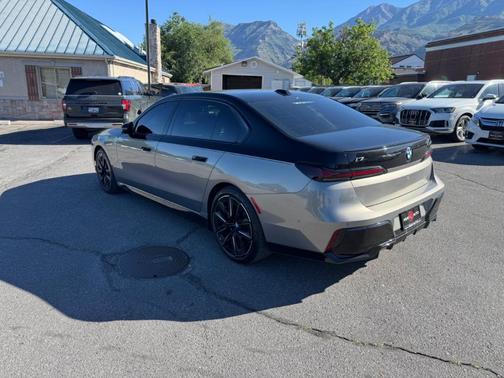 Gray Metallic 2023 BMW i7 xDrive60