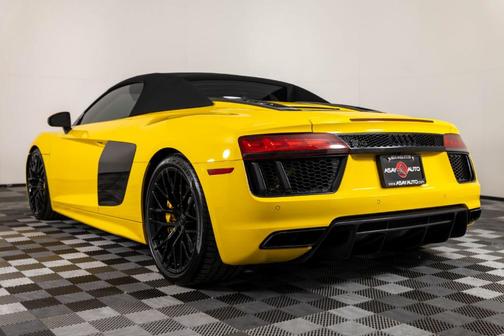 Vegas Yellow w/ Black Roof 2017 Audi R8 5.2 quattro