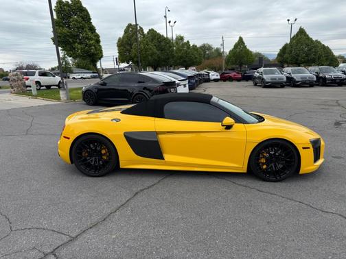 Vegas Yellow w/ Black Roof 2017 Audi R8 5.2 quattro