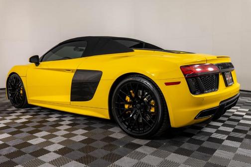 Vegas Yellow w/ Black Roof 2017 Audi R8 5.2 quattro