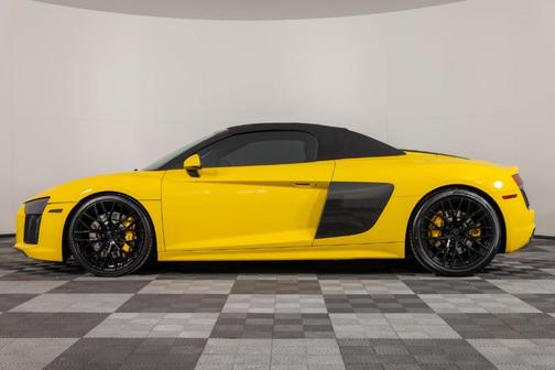 Vegas Yellow w/ Black Roof 2017 Audi R8 5.2 quattro