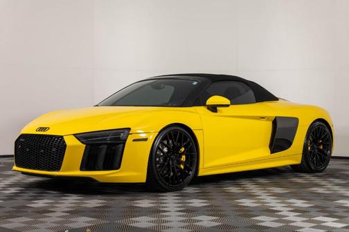Vegas Yellow w/ Black Roof 2017 Audi R8 5.2 quattro