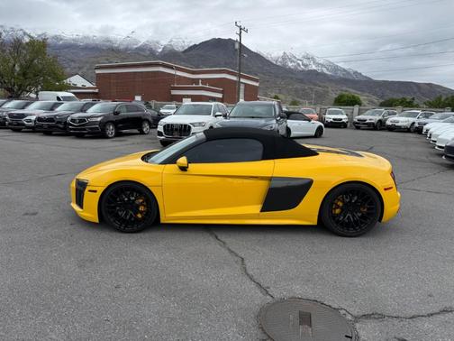 Vegas Yellow w/ Black Roof 2017 Audi R8 5.2 quattro