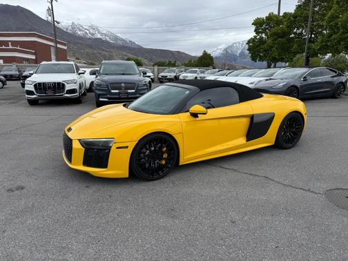 Vegas Yellow w/ Black Roof 2017 Audi R8 5.2 quattro
