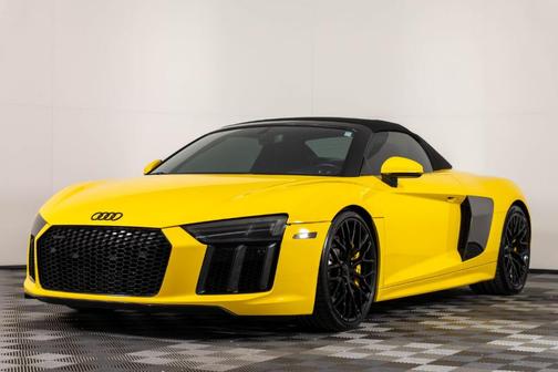 Vegas Yellow w/ Black Roof 2017 Audi R8 5.2 quattro
