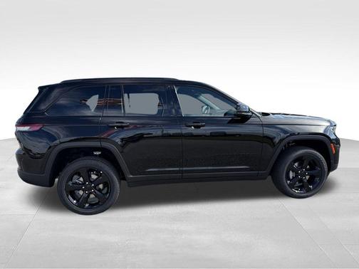 Diamond Black 2025 Jeep Grand Cherokee Laredo