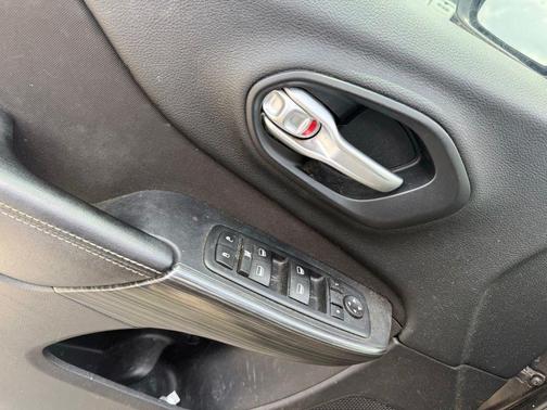 Brilliant Black Crystal Pearlcoat 2016 Jeep Cherokee Altitude