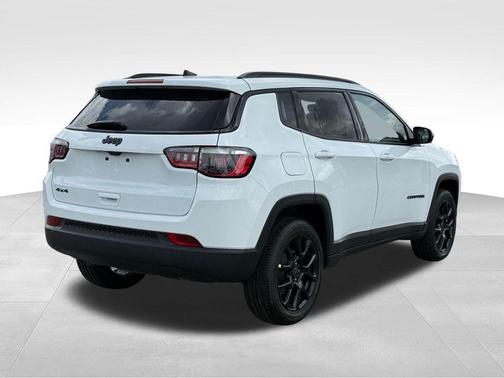 Bright White Clearcoat 2026 Jeep Compass Latitude