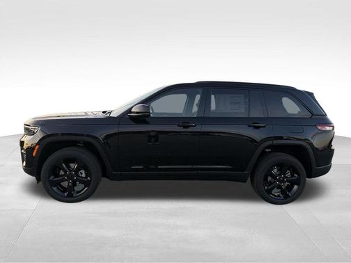 Diamond Black 2025 Jeep Grand Cherokee Laredo