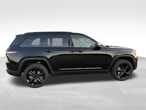 Diamond Black 2025 Jeep Grand Cherokee Laredo