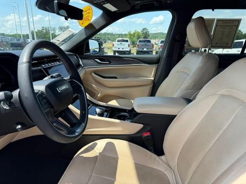 Bright White Clearcoat 2023 Jeep Grand Cherokee Limited