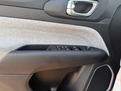 Bright White Clearcoat 2024 Jeep Compass Latitude