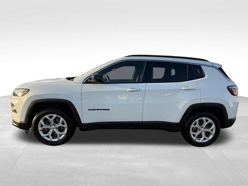 Bright White Clearcoat 2024 Jeep Compass Latitude