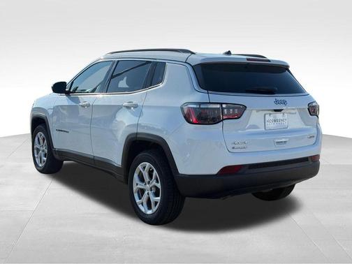 Bright White Clearcoat 2024 Jeep Compass Latitude