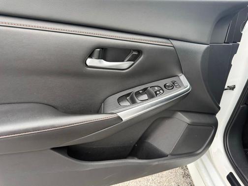 White 2022 Nissan Sentra SR