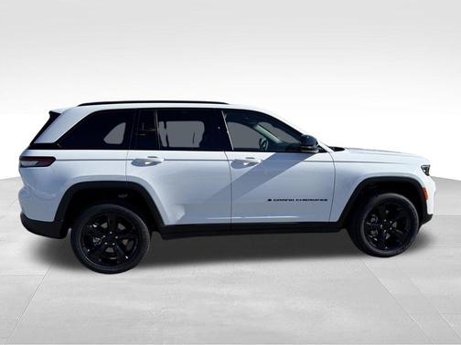 Bright White Clearcoat 2025 Jeep Grand Cherokee Laredo