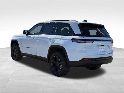 Bright White Clearcoat 2025 Jeep Grand Cherokee Laredo