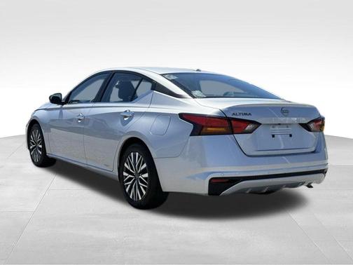 Brilliant Silver Metallic 2025 Nissan Altima SV
