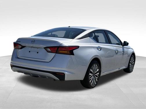 Brilliant Silver Metallic 2025 Nissan Altima SV