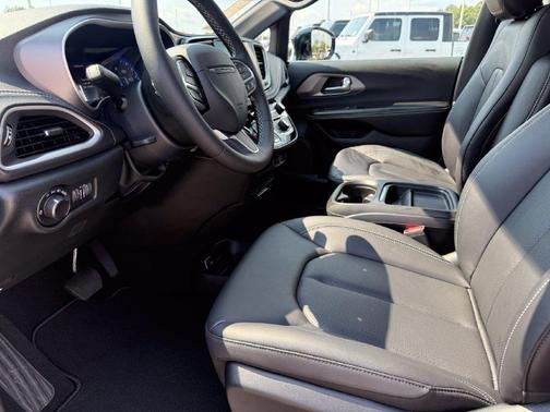 Bright White Clearcoat 2027 Chrysler Pacifica SELECT