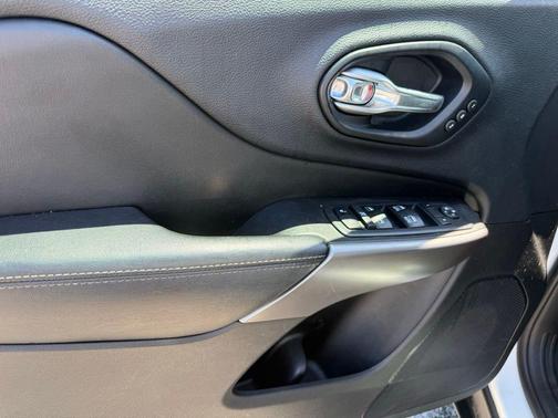 Bright White Clearcoat 2019 Jeep Cherokee Limited