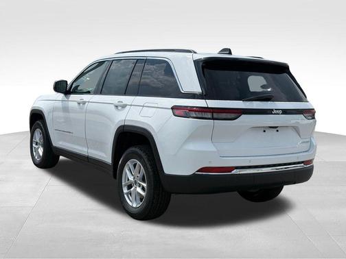 Bright White Clearcoat 2026 Jeep Grand Cherokee Laredo