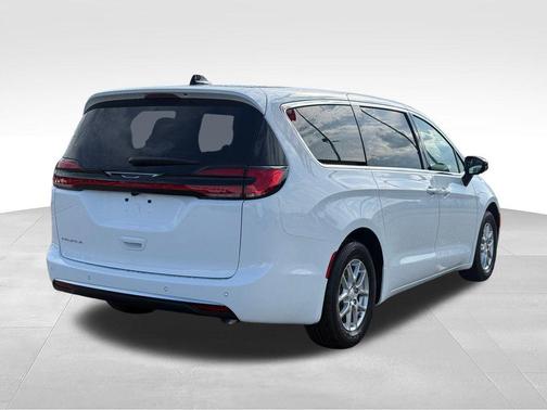 PW7 2027 Chrysler Pacifica SELECT