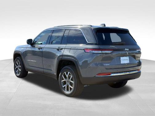Sting Gray Clearcoat 2027 Jeep Grand Cherokee Laredo
