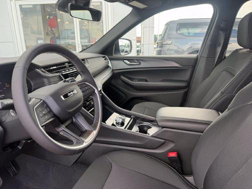 Bright White Clearcoat 2026 Jeep Grand Cherokee Laredo
